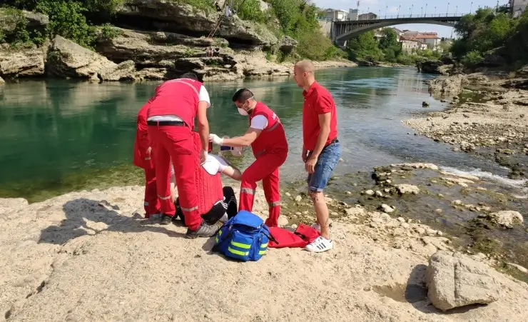 POKUŠAO SAMOUBOJSTVO? Skočio sa Starog mosta i preživio!?